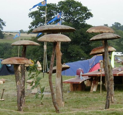 Ein Photo vom Festival, große hözerne Pilze auf dem Zeltplatz
